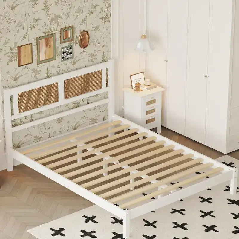 Lit plateforme en bois de style moderne avec tête de lit en rotin naturel
