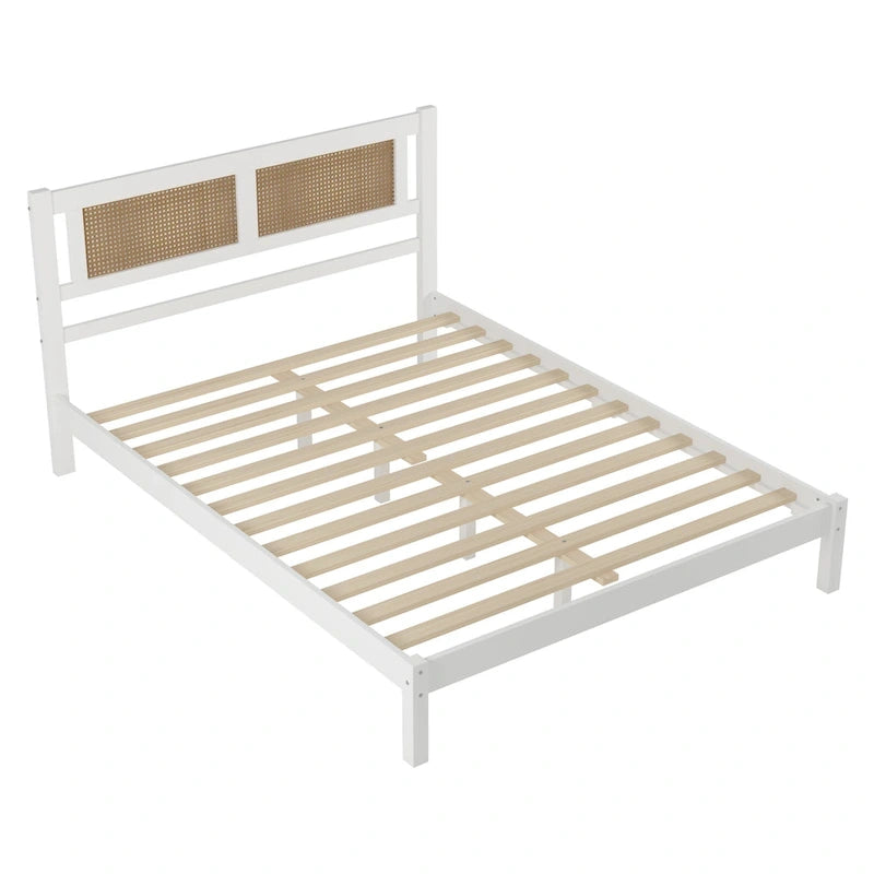 Lit plateforme en bois de style moderne avec tête de lit en rotin naturel