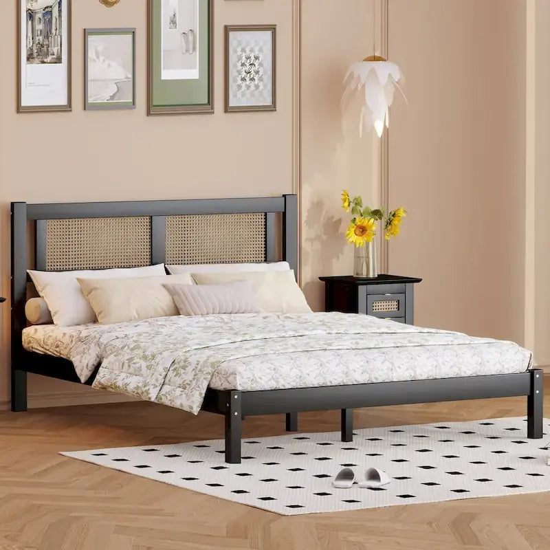 Lit plateforme en bois de style moderne avec tête de lit en rotin naturel