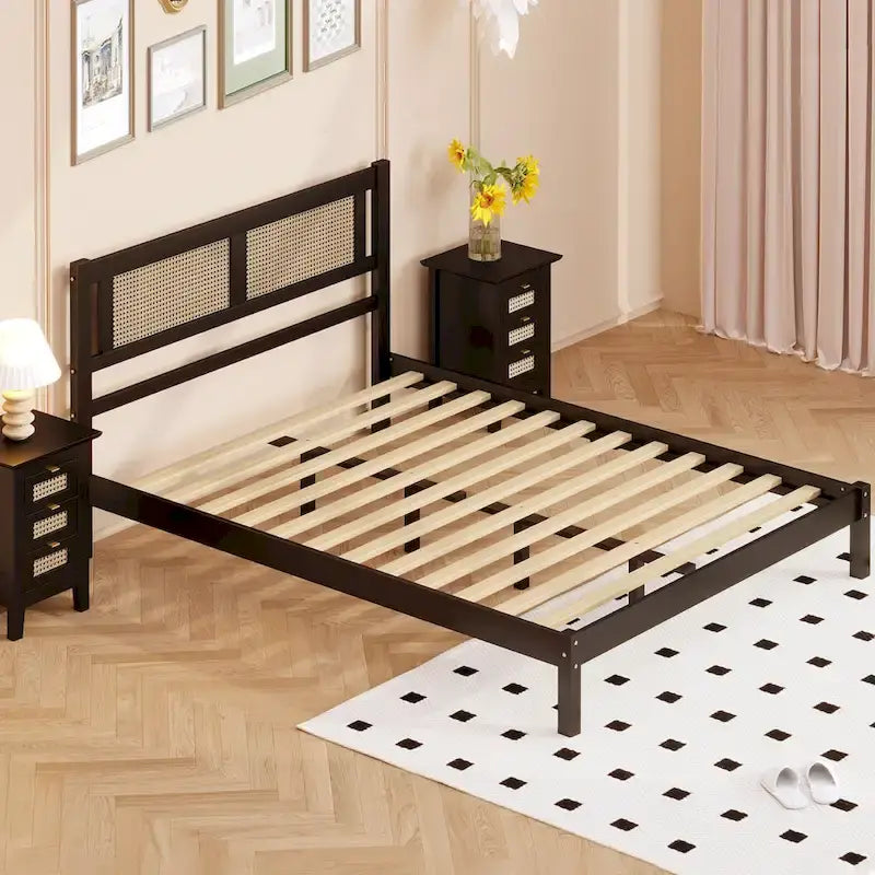 Lit plateforme en bois de style moderne avec tête de lit en rotin naturel