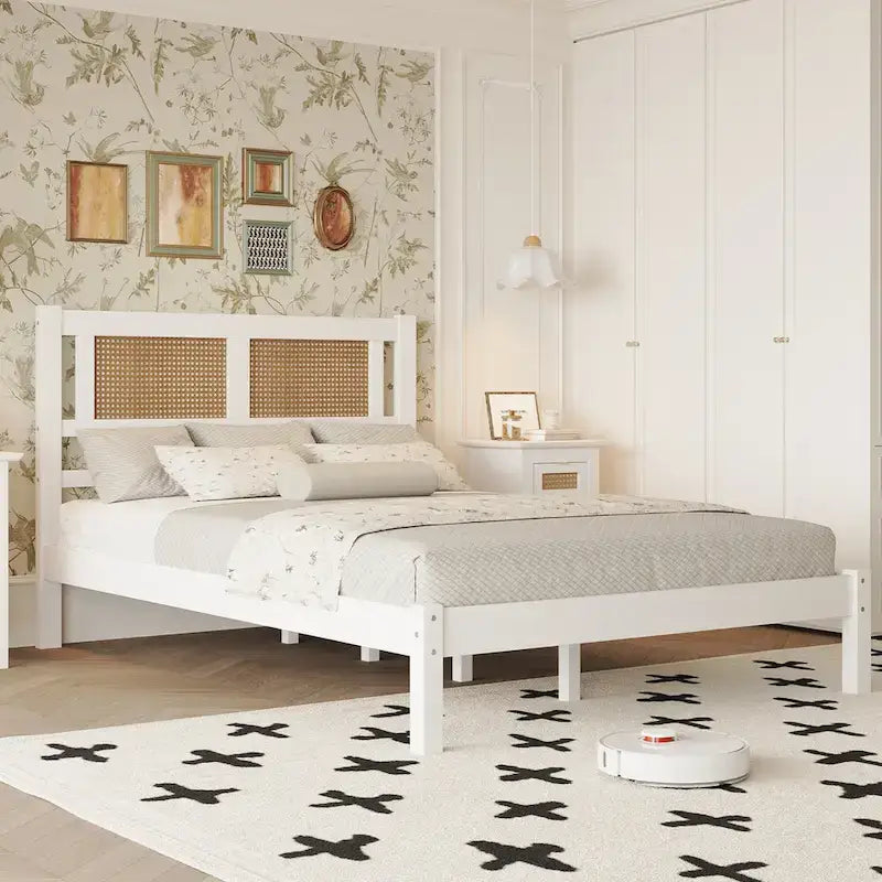 Lit plateforme en bois de style moderne avec tête de lit en rotin naturel