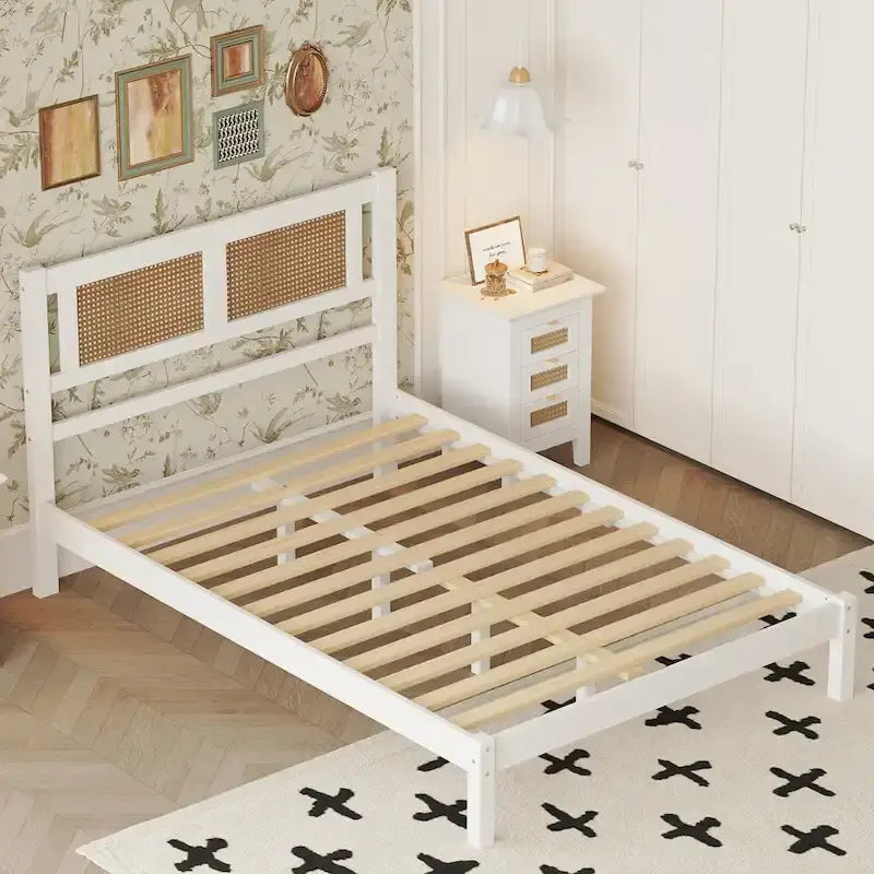 Lit plateforme en bois de style moderne avec tête de lit en rotin naturel