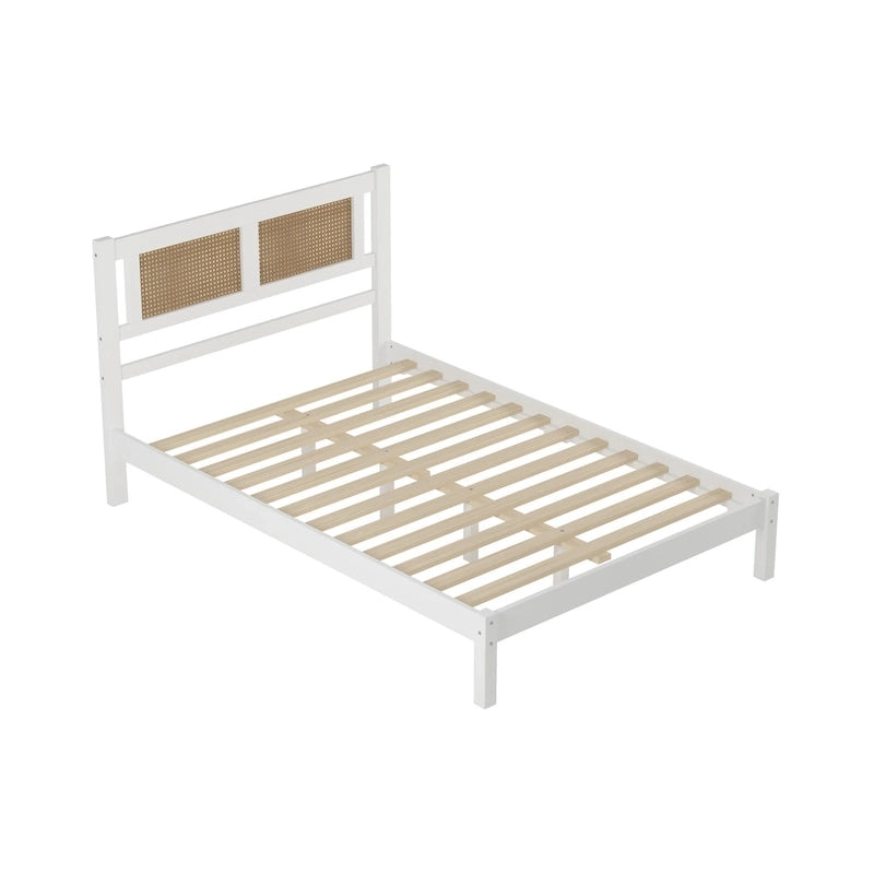 Lit plateforme en bois de style moderne avec tête de lit en rotin naturel