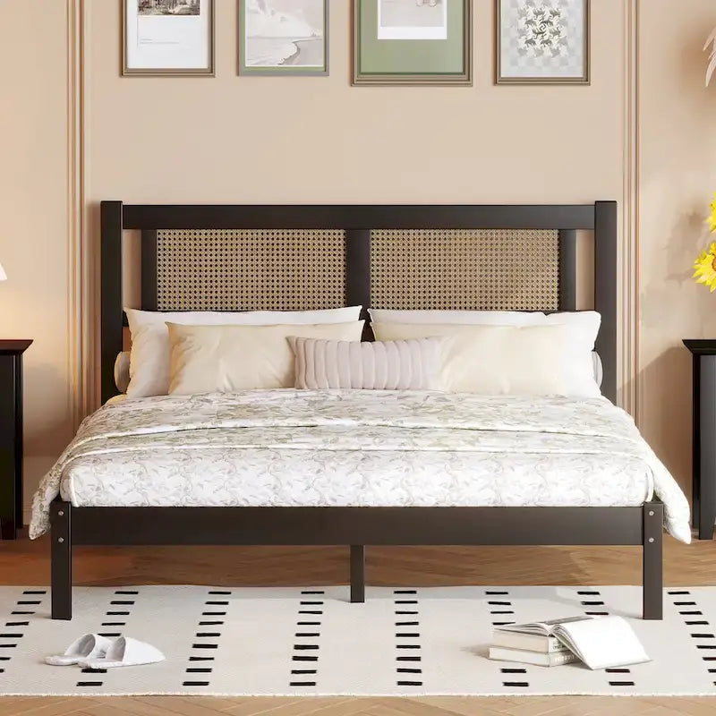 Lit plateforme en bois de style moderne avec tête de lit en rotin naturel