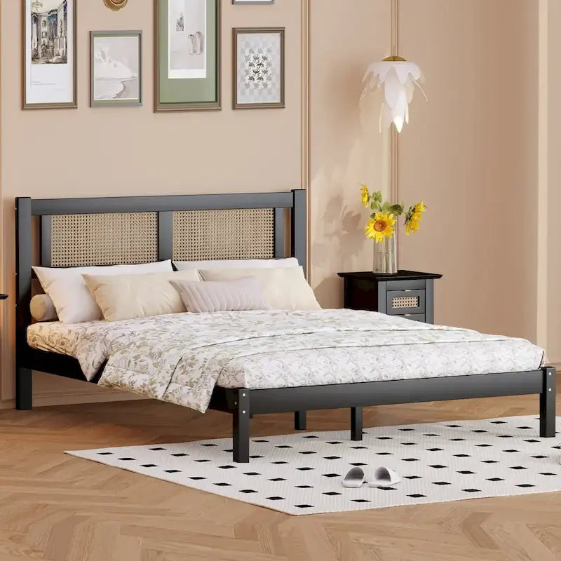 Lit plateforme en bois de style moderne avec tête de lit en rotin naturel