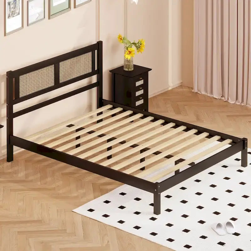 Lit plateforme en bois de style moderne avec tête de lit en rotin naturel